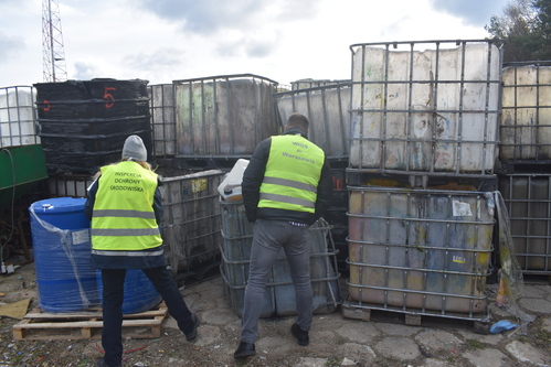Inspektorzy Wojewódzkiego Inspektoratu Ochrony Środowiska w Warszawie prowadzą inspekcję plastikowych pojemników o pojemności 1000l zgromadzonych na otwartej przestrzeni w miejscu do tego nie przeznaczonym.