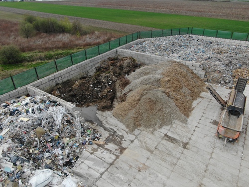 Wypełnione odpadami boksy betonowe widziane z powietrza.