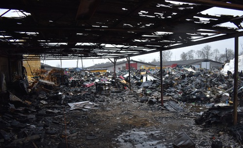 Spalona hala, w której magazynowane były odpady.