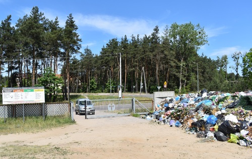 Pryzma z nielegalnie zgromadzonymi odpadami cmentarnymi znajdująca się na otartym terenie.